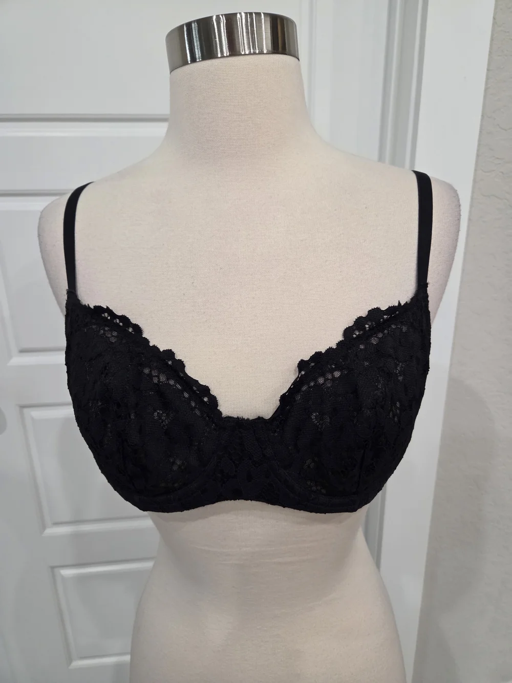 Victoria's Secret Black Lace Underwire Bra Size 38B